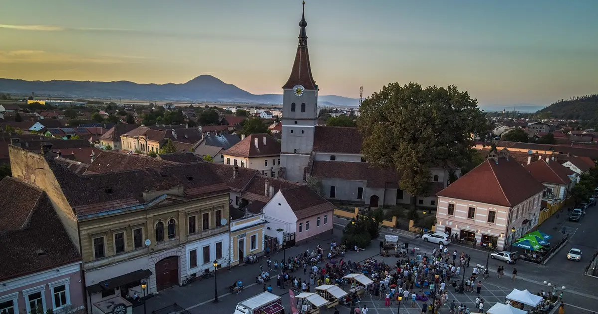 Panoramic view of Râșnov town at the foot of the Carpathian mountains, featuring the medieval fortress and the creative artisan hubPanoramic view of Râșnov town at the foot of the Carpathian mountains, featuring the medieval fortress and the creative artisan hub